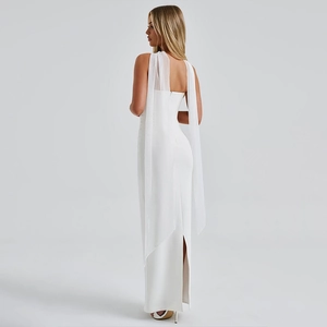 Elegante abito lungo senza spalline bianco con nastri sulle spalle e spacco alto