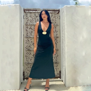 Robe Longue Femme Sexy Col en V Cami Maxi Avec Détail Fleur en Métal Doré Couleur Unie Dos Nu Coupe Ajustée