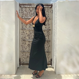 Robe longue noire élégante avec col en V, boucle fleur dorée et coupe moulante sexy