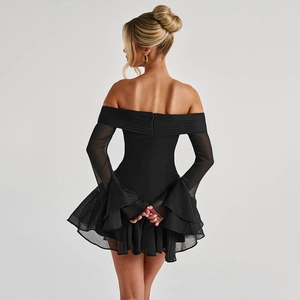 Robe courte noire à épaules dénudées avec manches évasées et une coupe cintrée élégante