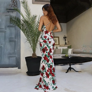 Abito lungo attillato con schiena scoperta, stampa a rose rosse e fondo a sirena