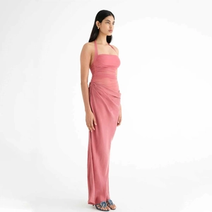 Dettaglio dell'abito lungo rosa con scollo all'americana ed eleganti dettagli increspati
