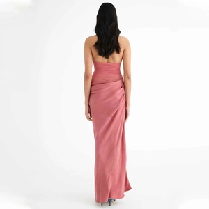 Elegante vista posteriore dell'abito lungo in raso rosa con scollo all'americana e pieghe