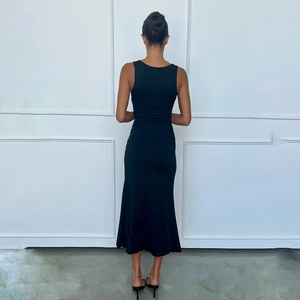 Vue arrière élégante d'une robe longue noire ajustée sans manches avec col en V et ourlet évasé