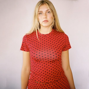 Détail de l'imprimé à pois rouges et noirs sur l'ensemble t-shirt cintré à manches courtes