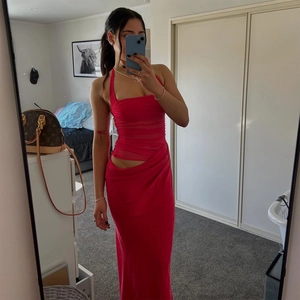 Elegante abito lungo allacciato al collo rosa rosso con tagli in vita e vestibilità slim
