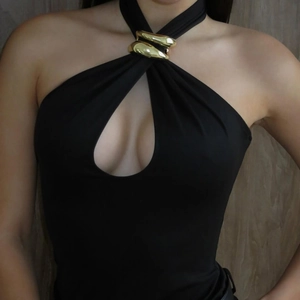 Nahaufnahme eines Neckholder-Tops mit goldenen Metallbeschlägen und Tropfenausschnitt