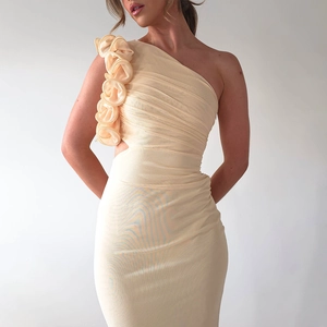 Détail d'une robe asymétrique avec volants 3D et tissu en maille filet drapée chic