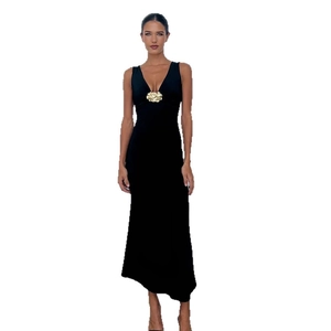 Robe longue noire ajustée élégante avec décolleté en V et décoration de fleur dorée