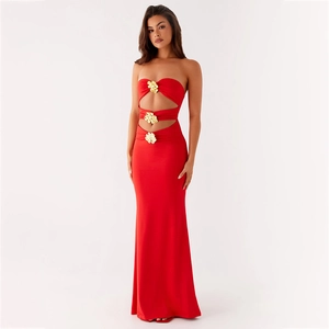 Vestido ajustado rojo con espalda al aire y flores metálicas doradas 3D