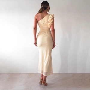 Détail de la robe à une épaule avec volants floraux 3D et textures plissées subtiles