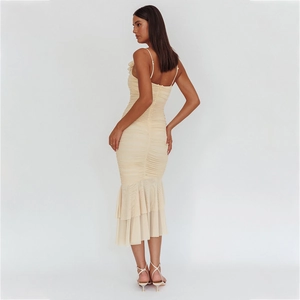 Robe mi-longue froncée crème élégante à bretelles et ourlet sirène à volants