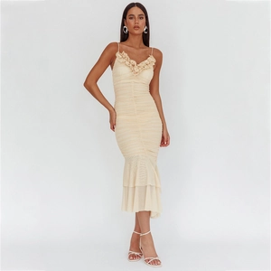 Robe sirène beige élégante à fronces avec détails floraux et fines bretelles