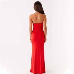 Vestido rojo palabra de honor ajustado con espalda descubierta y diseño de sirena