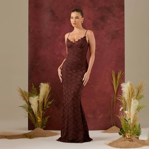 Robe de soirée élégante en dentelle bordeaux, coupe ajustée avec fines bretelles et traîne