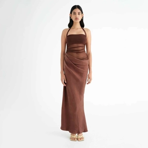 Dettaglio dell'abito maxi allacciato al collo marrone scuro con vita in mesh arricciato