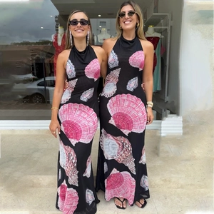 Dettagli di abiti lunghi aderenti con scollo all'americana e stampe di conchiglie rosa