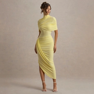 Détail de la robe moulante dos nu jaune clair avec d'élégants plis croisés