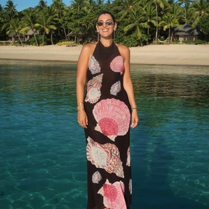 Abito lungo chic con scollo all'americana e stampa a conchiglia per vacanze estive