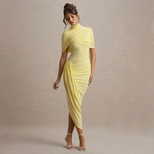 Détail de robe jaune clair froncée avec col haut et corsage croisé plissé élégant