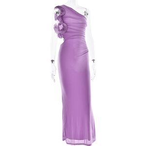 Détail de la robe longue violette asymétrique avec texture en tulle froncée et découpe