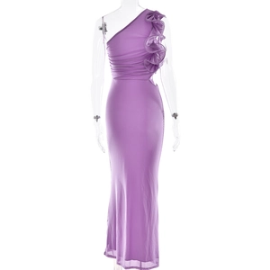 Détails de la robe de soirée violette asymétrique avec volants et coupe sirène ajustée