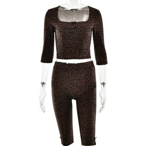 Completo due pezzi da donna con crop top a maniche lunghe e pantaloncini leopardati aderenti
