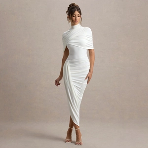 Robe moulante blanche élégante avec col montant et dos nu pour soirées et occasions chic