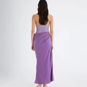 Elegante completo viola con top a fascia in tulle e gonna lunga a portafoglio in raso