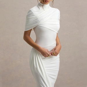 Détail d'une robe moulante blanche élégante avec col montant et design à plis drapés chic