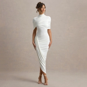 Détail de robe blanche moulante avec taille froncée et drapé asymétrique élégant