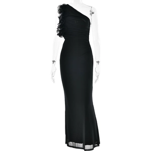 Robe longue noire élégante à une épaule avec applique florale et détails de taille froncée