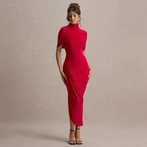 Gros plan d'une élégante robe de soirée rouge sans manches avec détails plissés et col