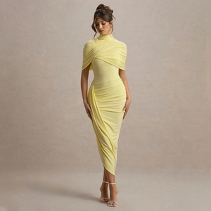 Robe moulante jaune élégante avec corsage plissé croisé et détails de drapé sur le côté