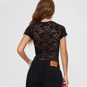 Dettaglio posteriore del body in pizzo nero da donna con trame floreali intrecciate