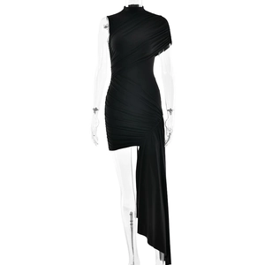 Robe moulante noire sans manches à col montant avec détail de ruban asymétrique