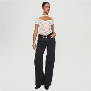 Dettaglio body in pizzo bianco con scollatura a goccia e design sottile e aderente