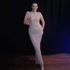 Robe longue élégante à paillettes champagne, coupe ajustée sans manches avec taille froncée
