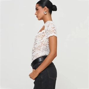 Dettaglio body bianco in pizzo floreale traforato con scollo a cuore e design attillato