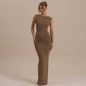 Détail d'une élégante robe longue pailletée bronze avec taille cintrée et tissu plissé ajusté
