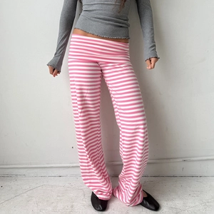 Nahaufnahme der rosa-weiß gestreiften Strickhose mit weitem Bein und umschlagbarem Bund