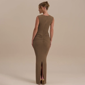 Robe longue sans manches froncée marron scintillant avec fente haute élégante