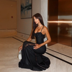 Détail de la robe en satin noir avec bordure en dentelle et empiècement en résille transparente