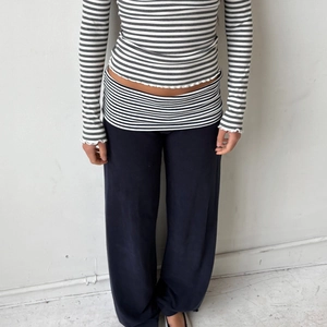 Schickes Damen Strickset mit gestreiftem Oberteil und passender weiter Hose im Casual Look