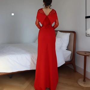 Robe de soirée rouge élégante avec dentelle, dos nu et grand nœud décoratif
