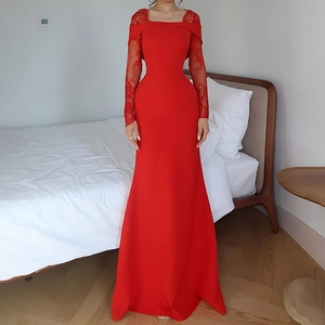 Détail de la manche en dentelle rouge sur une robe de soirée moulante à col carré