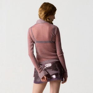 Vista posteriore di camicia rosa trasparente e gonna viola con paillettes