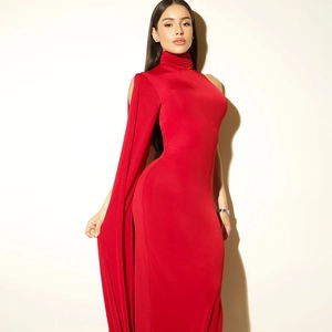 Robe rouge élégante à col licou avec manche cape asymétrique et fente latérale moulante
