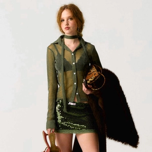 Camicia verde trasparente con gonna di paillettes e cravatta coordinata da donna
