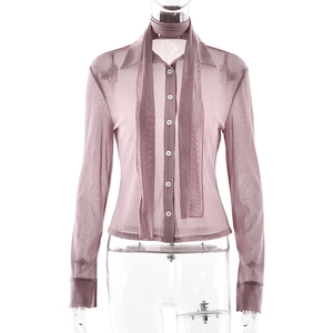 Camicia in tulle rosa antico a maniche lunghe con lacci al collo e bottoni frontali